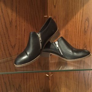 EUC. American Eagle Shoes 6.5 Black Low Heel